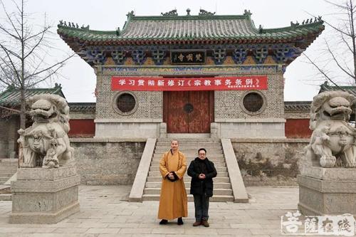 著名佛曲歌唱家赖贤宗教授朝礼梵呗寺拜师学艺