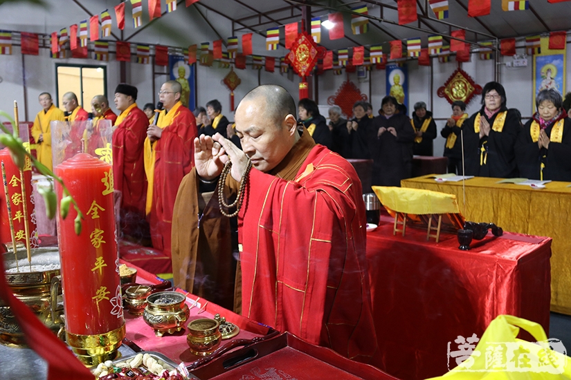 省殿禅寺住持相玉法师拈香礼佛(图片来源:菩萨在线 摄影:妙雪)