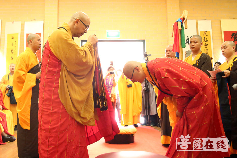 慧雄大和尚为般若法师送位(图片来源:菩萨在线 摄影:妙梵)