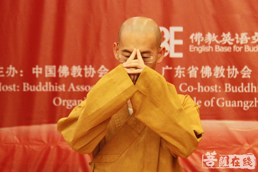 示范佛教礼仪(图片来源:菩萨在线 摄影:妙文)