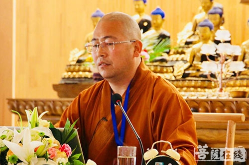 开堂讲经仪式贤空法师(中,慧慈法师(右,如孝法师(左)主法诵经祈福法