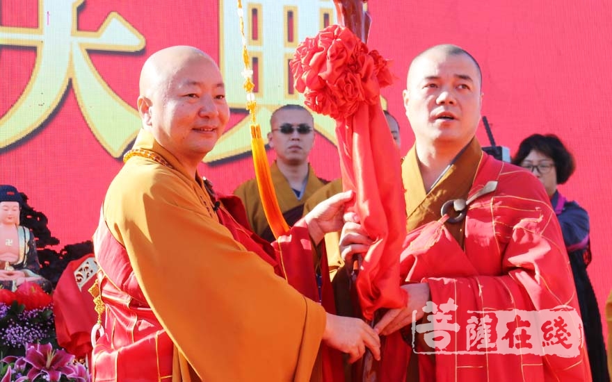 湖州市佛教协会会长,北天目山灵峰讲寺方丈慈满大和尚授龙杖(图片来源