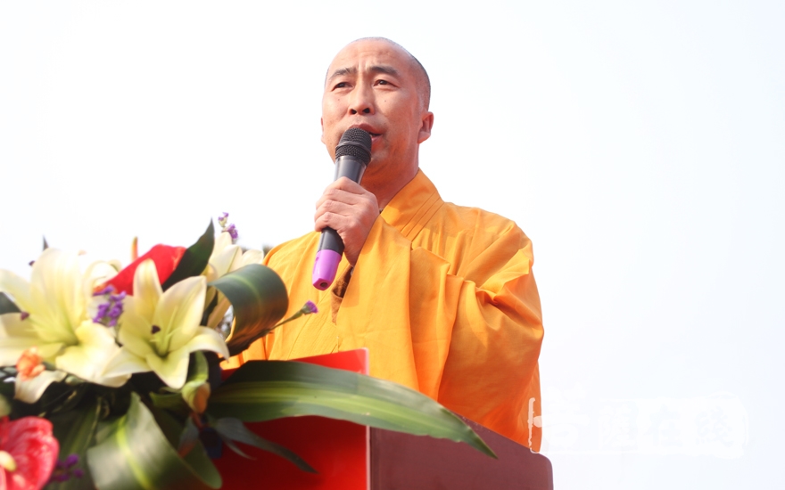 合肥庐江县佛教协会会长开慧法师主持庆典活动(图片来源:菩萨在线