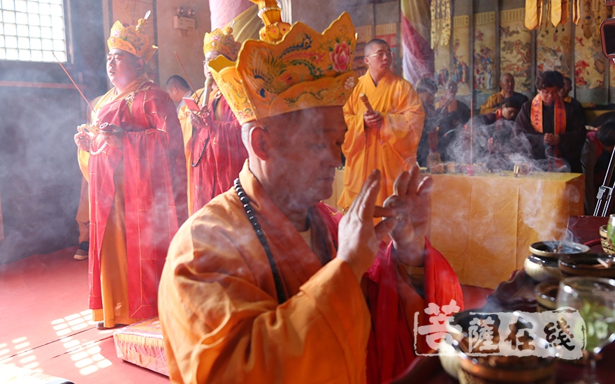 浙江嘉兴真实禅寺宽修法师拈香(图片来源:菩萨在线 摄影:果仁)