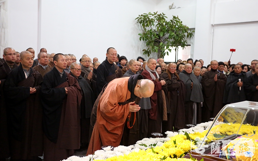 辽宁省佛教协会会长照诚法师三问讯(图片来源:菩萨在线 摄影:妙静)