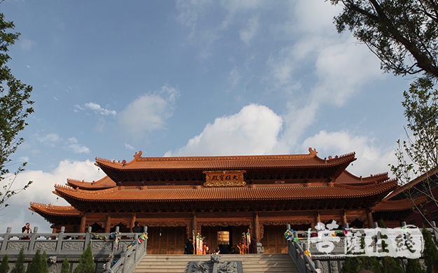 大雄宝殿(图片来源:大菩文化)宝华寺座落于昆明市官渡区六甲乡六甲村