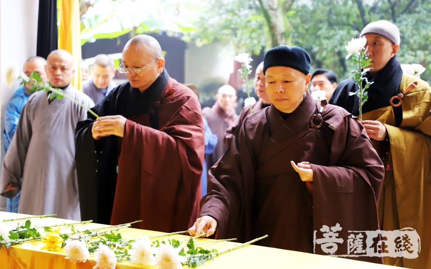 心澄法师,宏度法师献花(图片来源:菩萨在线 摄影:妙澄)