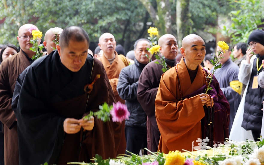 诚信法师,光慧法师献花(图片来源:菩萨在线 摄影:妙雨)