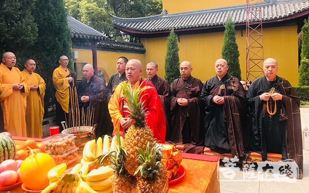 上海洪福寺住持圣怀法师带领常住法师及部分居士前往江苏海安广福禅寺