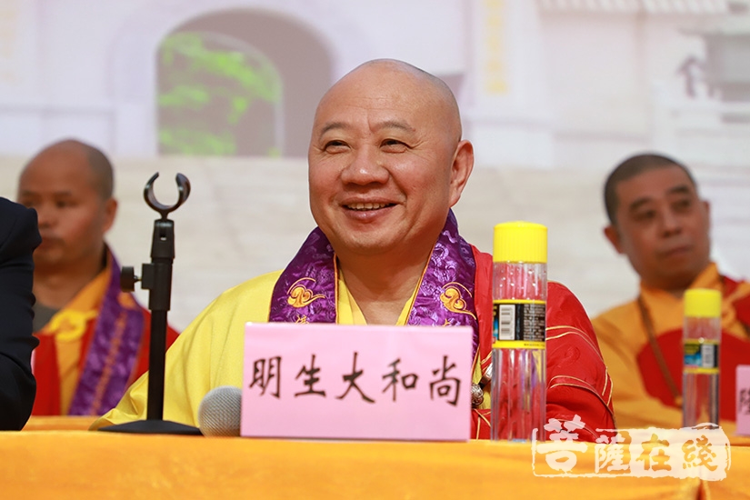 明生大和尚代表广东省佛教协会致辞(图片来源:菩萨在线 摄影:妙甜)
