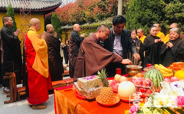 上海洪福寺住持圣怀法师带领常住法师及部分居士前往江苏海安广福禅寺