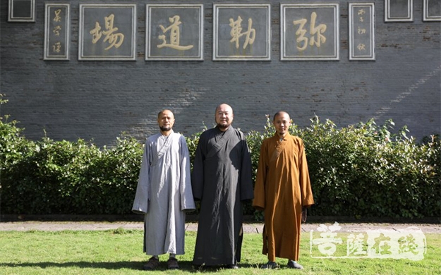 广西龙华古寺住持湛空法师一行朝礼弥勒道场雪窦寺