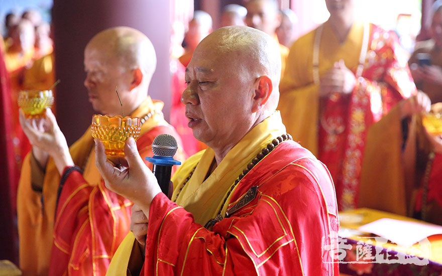 明生大和尚宣说洒净法语(图片来源:菩萨在线 摄影:唐林雪)