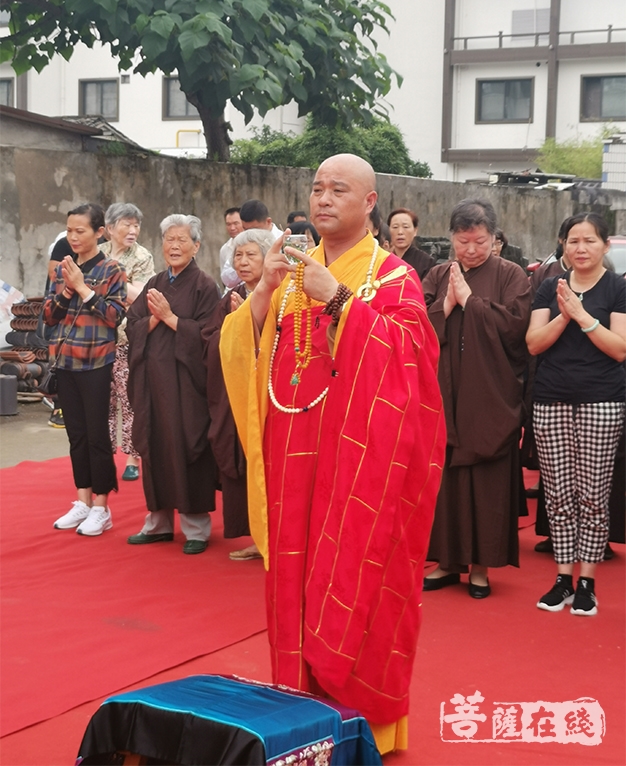 绍兴市越城区佛教协会会长,龙华寺方丈了成大和尚主持洒净法会.