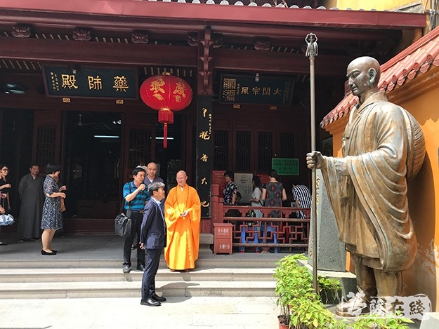 日本国自治体国际化协会理事长冈本保一行参访福州开元寺