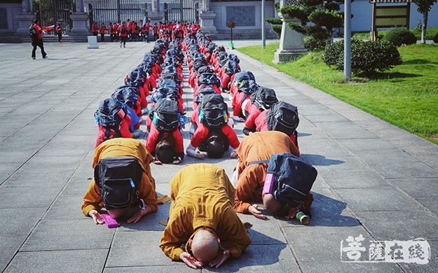 上海甘露寺朝圣团朝拜雪窦山弥勒道场