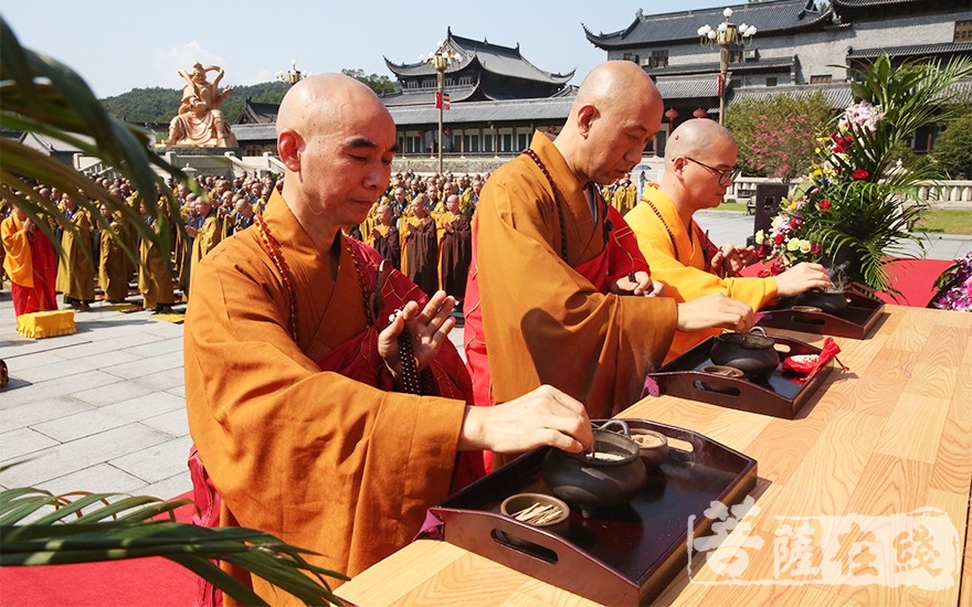 怡藏大和尚(中),诚信大和尚(左),宗立大和尚(右)拈香(图片来源:菩萨