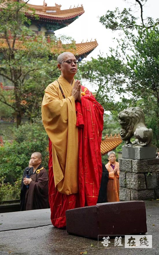 香港宝莲禅寺净因大和尚率众扫塔礼祖