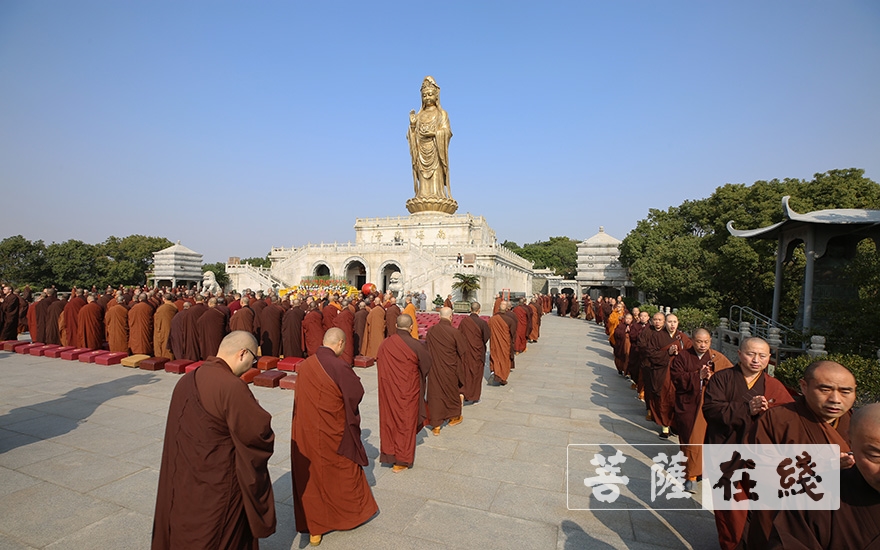绕佛随后,举行上佛供仪式,与会大众虔诚遍礼,共诵诸佛菩萨圣号,至诚