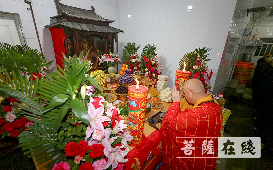 道慈大和尚拈香主法法会现场监斋菩萨圣诞,在中国传统习俗中也被称为"