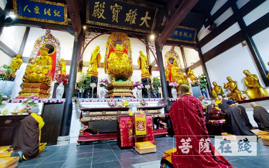 虔诚礼拜《礼佛大忏悔文》果卓大和尚墨宝:随缘消旧业,更莫造新殃此外