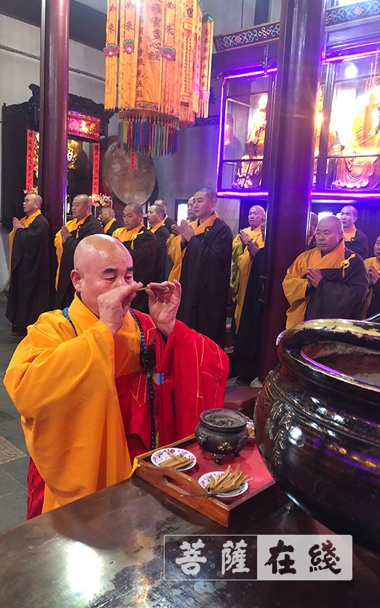 1月28日上午9时,九华山佛教协会会长,百岁宫方丈慧庆大和尚带领寺院僧