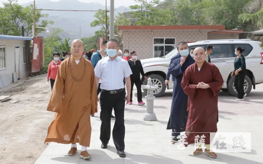 在兰州市佛教协会会长理因法师的陪同下,深入兰州新区灵丹寺,皋兰县