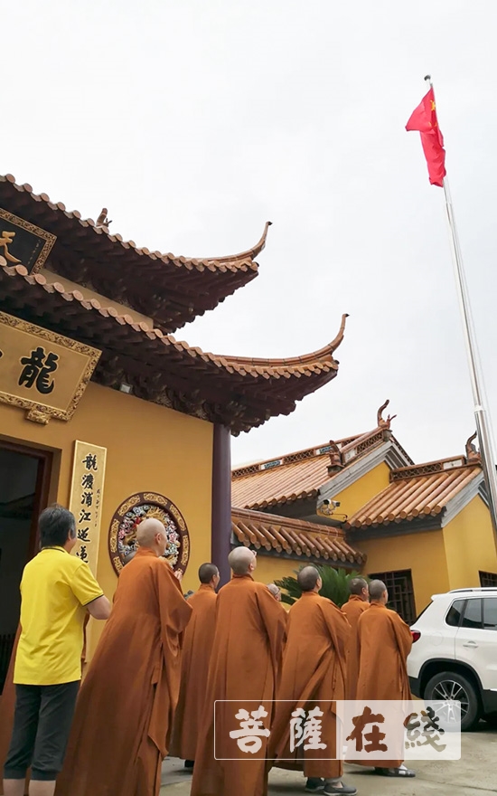 恢复开放首日 上海龙音寺举行升国旗暨祈福仪式