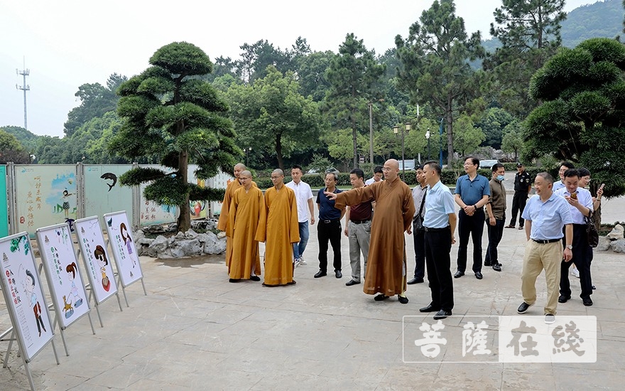 印可法师向调研组一行介绍夏季入寺注意事项