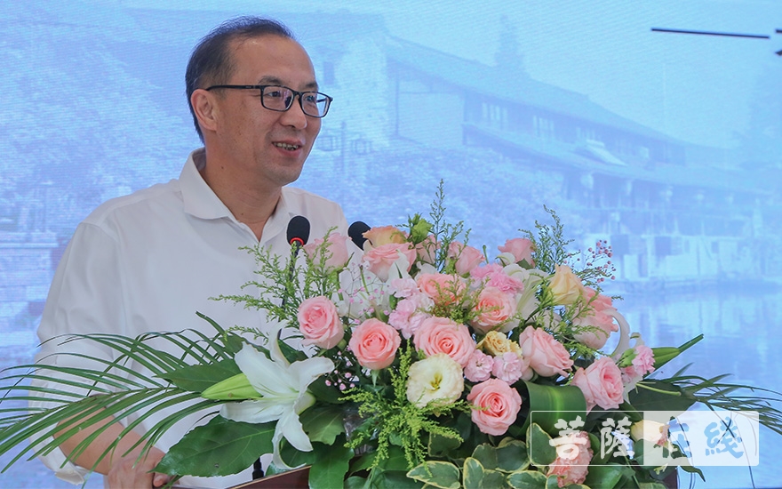 马继宁代表嘉兴市民宗局对本次研讨会的召开表示祝贺(图片来源:菩萨