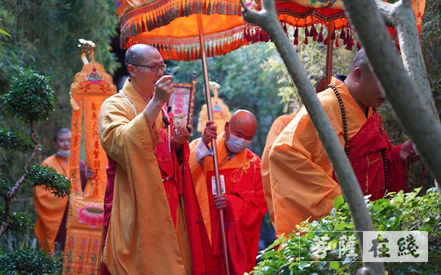 为方便善众信友朝拜,广东省罗浮山延祥古寺住持门净法师于水陆法会暨