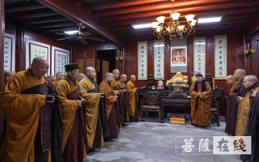 班首带领大众法师到先觉堂礼祖,随后排班至方丈室向阿育王寺方丈界源