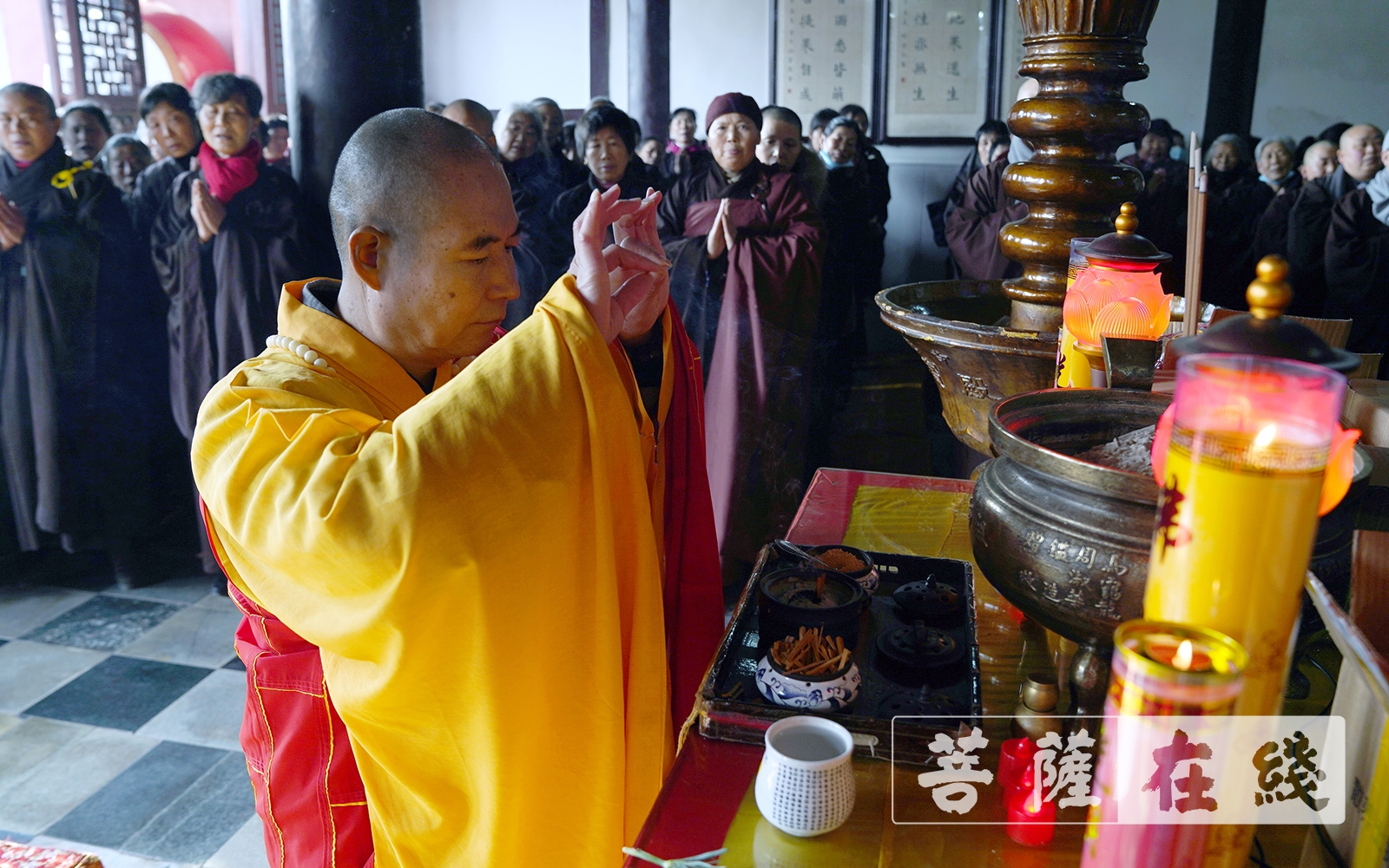 悦众鸣引磬,击法鼓,大众礼佛三拜,维那师领众持诵《炉香赞》,《杨枝