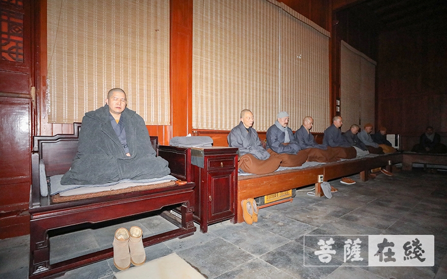 普陀山佛教协会副会长,法雨禅寺首座和尚信光法师主七,常住僧众放下尘