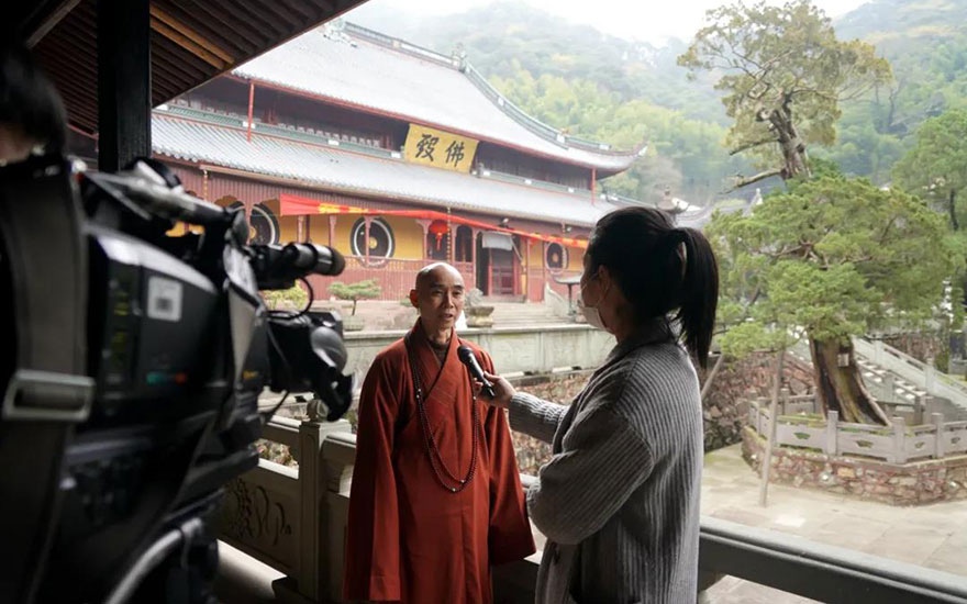 宁波天童寺方丈诚信法师就"唐柏"保护事宜,接受鄞州融媒体中心记者的