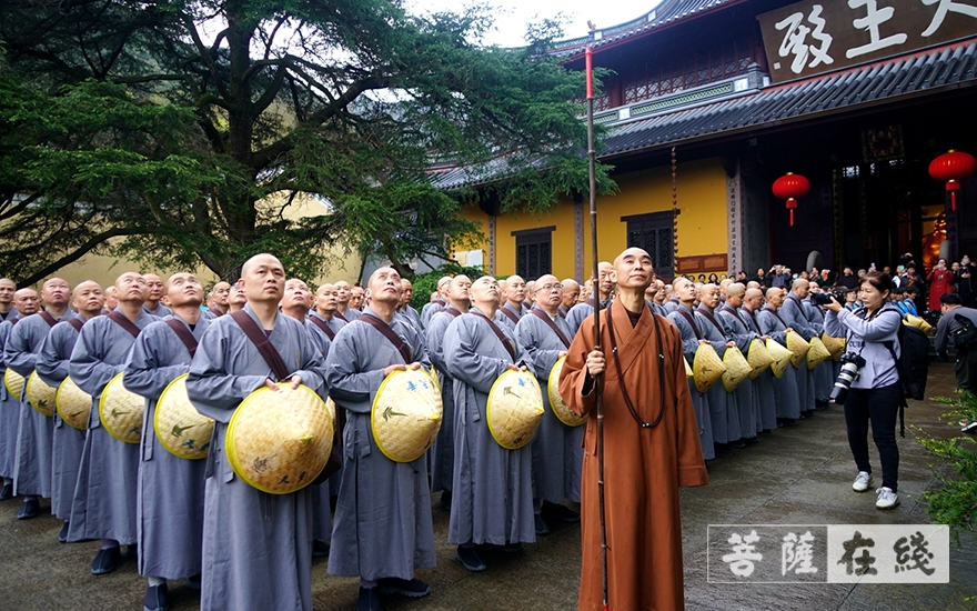 寺方丈诚信法师率领僧俗两百零八人从天童禅寺出发,行脚前往阿育王寺