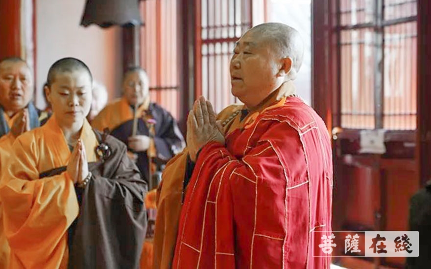 鸡鸣寺住持莲华法师主法拈香,持净水遍洒坛场,祈请佛力加被,神咒加持