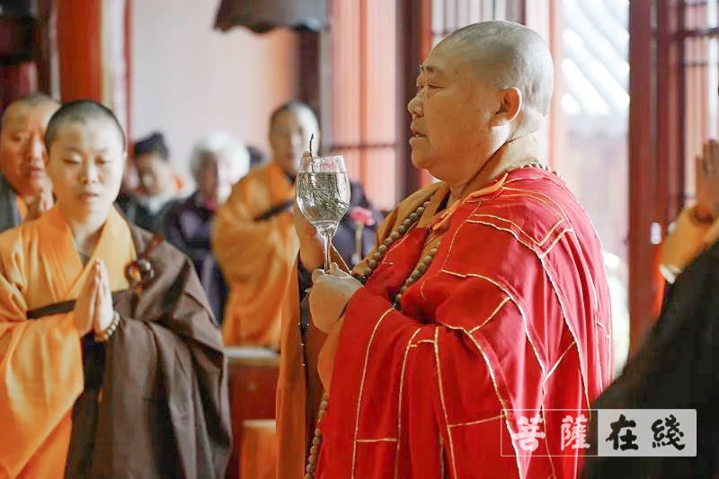 鸡鸣寺住持莲华法师主法,持净水遍洒坛场,祈请佛力加被,神咒加持,龙天