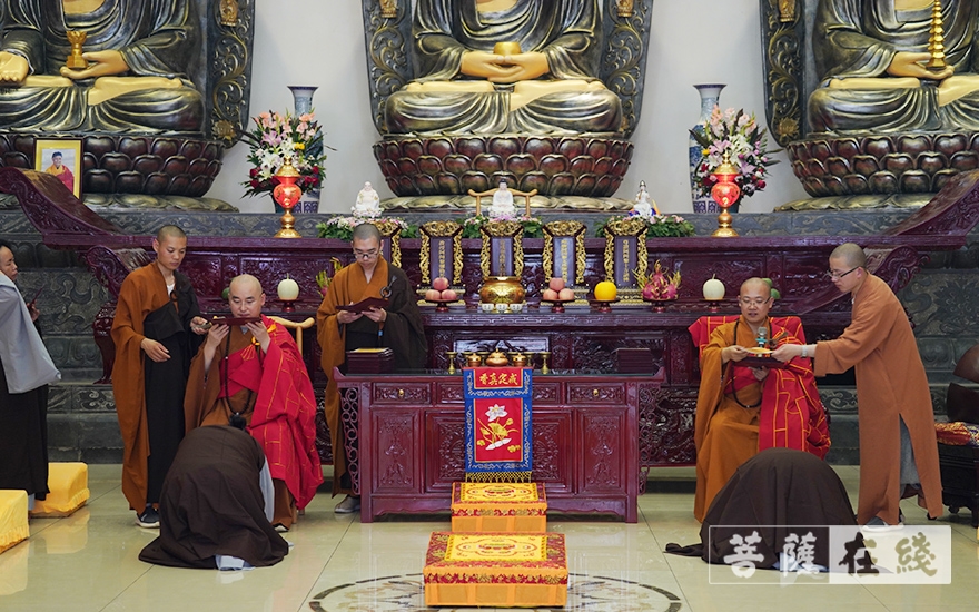颁发戒牒颁发戒牒14日下午,戒场为众戒子颁发戒牒,众戒子谢师出堂.