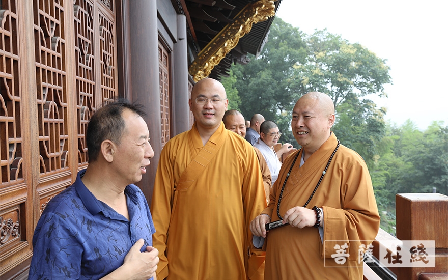 参观寺院圆藏法师于大雄宝殿礼佛在印可法师陪同下,刘明一行依次参观