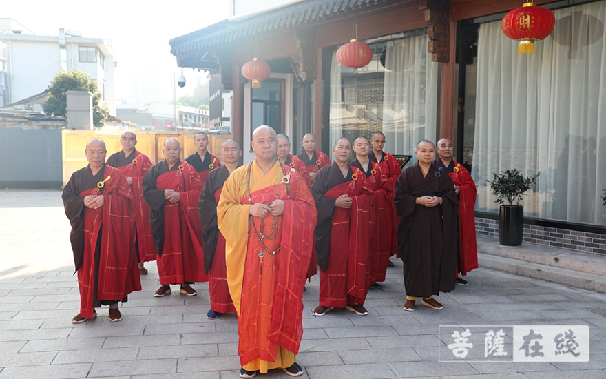 绍兴龙华古寺举行升国旗仪式