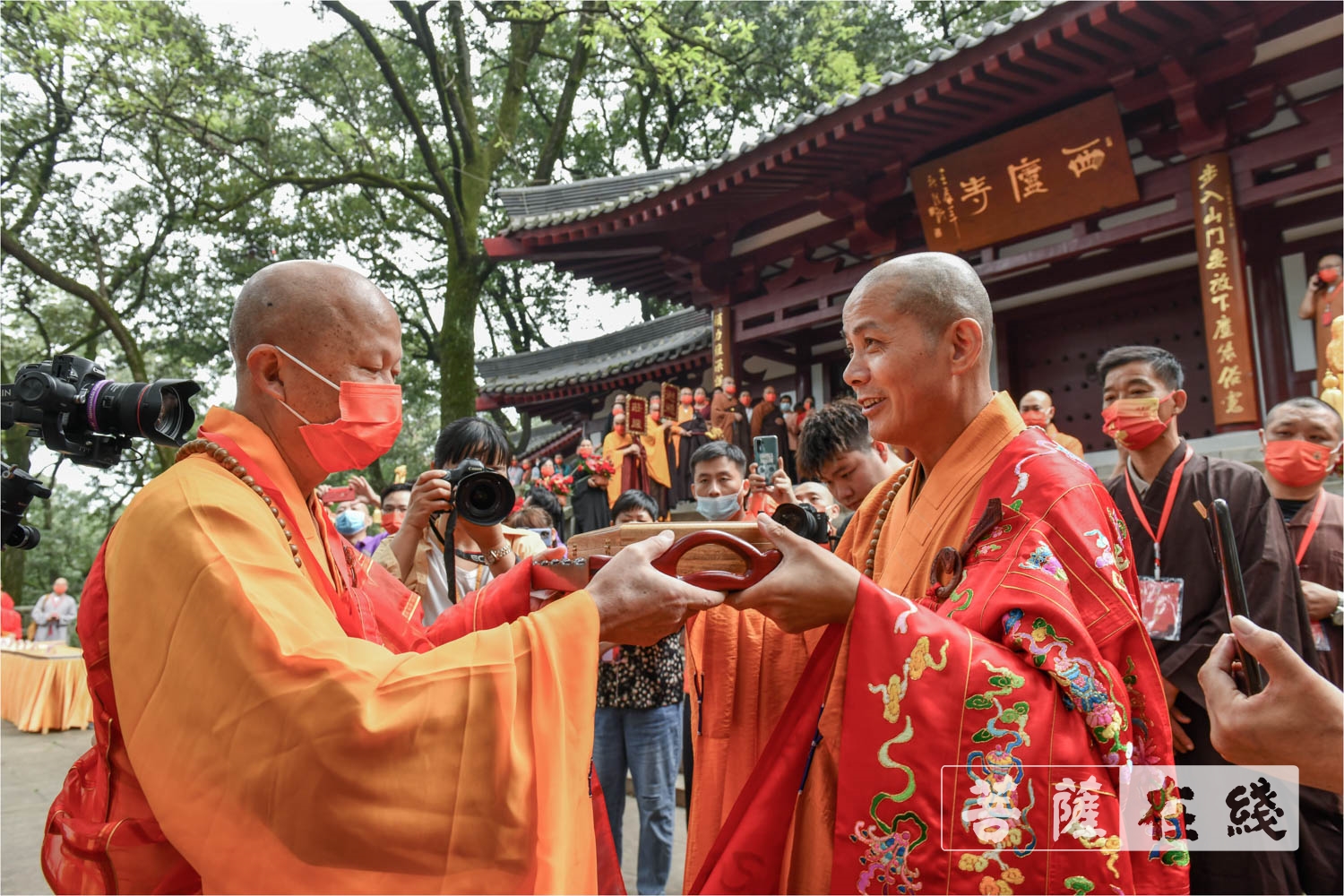 安庆市佛教协会副会长,安庆迎江寺住持圣权法师(左)为界心法师送舍利