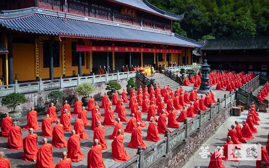 宁波天童禅寺举行三坛大戒法会之正授比丘戒仪式