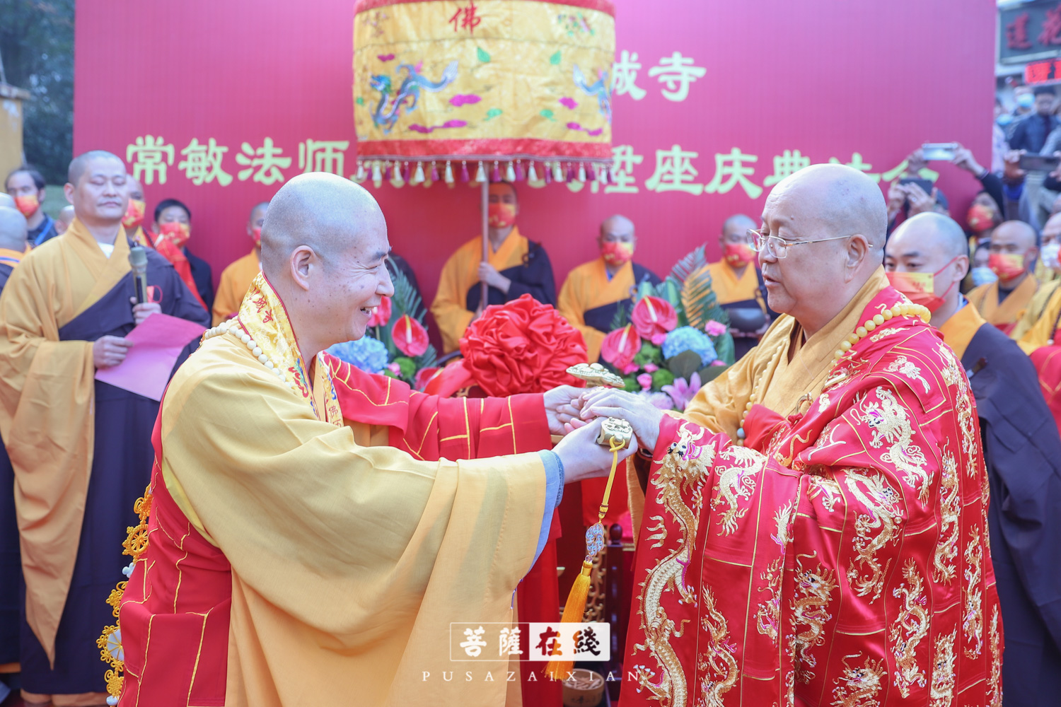 安徽省佛教协会执行会长,安庆三祖寺住持宽容法师(左)为常敏法师(右)