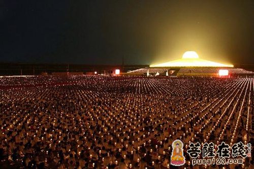 花瓣铺路泰国法身寺年度千僧头陀行圆满