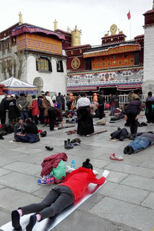 网友爆料:"山寨王菲"大昭寺磕头拜佛走红