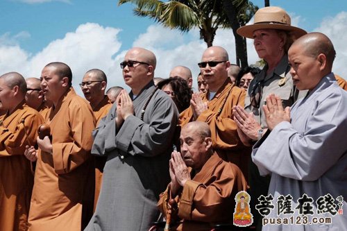 上海龙华古寺佛教弘法团一行访珍珠港纪念馆诵
