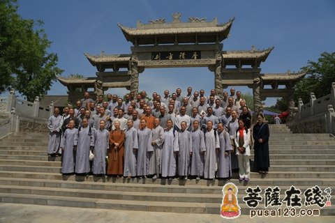 我院师生在香积寺前合影留念