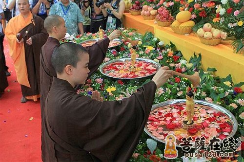 广西桂平西山举行第七届浴佛节暨荷和梵音祈福