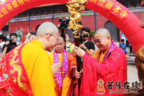 四川佛协咨议委员会主席,昭觉寺方丈演法大和尚授祖杖(图片来源:菩萨